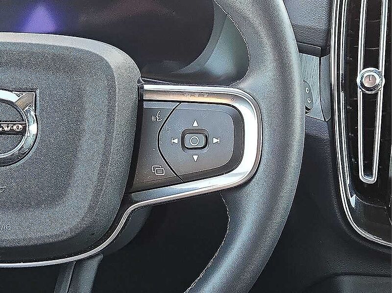 Volvo XC40 Plus, B5 AWD Gas (mild hybrid), Gasoline, Dark