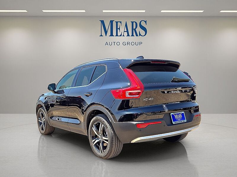 Volvo  XC40 Core, B5 AWD Gas (mild hybrid), Gasoline, Bright