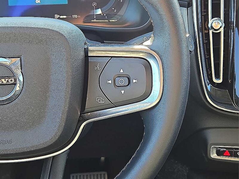 Volvo XC40 Core, B5 AWD Gas (mild hybrid), Gasoline, Bright