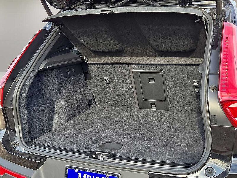 Volvo  XC40 Core, B5 AWD Gas (mild hybrid), Gasoline, Bright