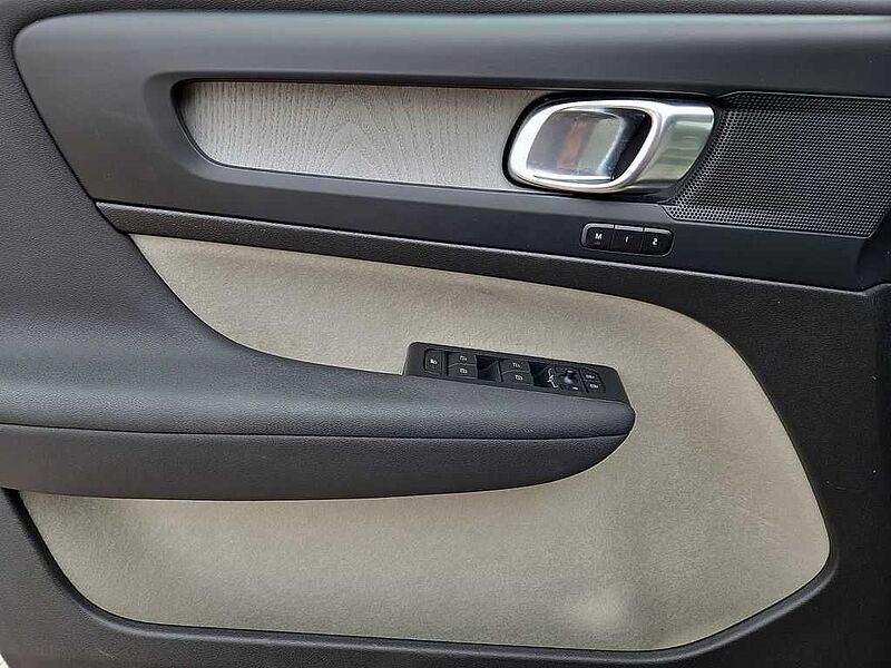 Volvo  XC40 Plus, B5 AWD Gas (mild hybrid), Gasoline, Bright