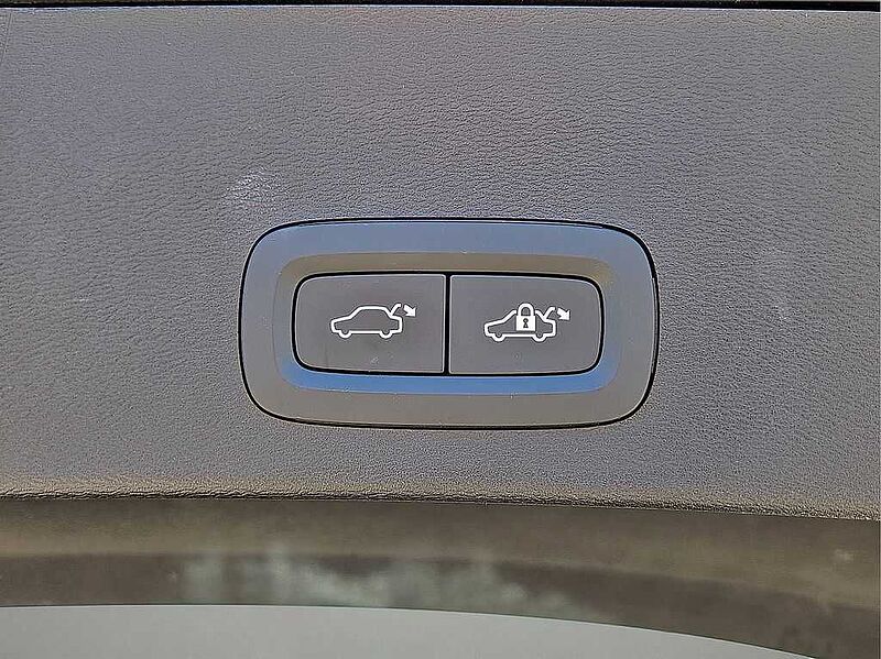 Volvo  XC40 Core, B5 AWD Gas (mild hybrid), Gasoline, Bright