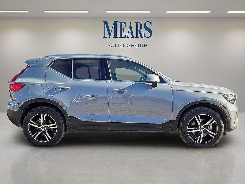 Volvo  XC40 Core, B5 AWD Gas (mild hybrid), Gasoline, Bright