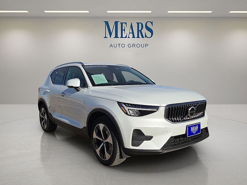 Volvo XC40 Core, B5 AWD Gas (mild hybrid), Gasoline, Bright