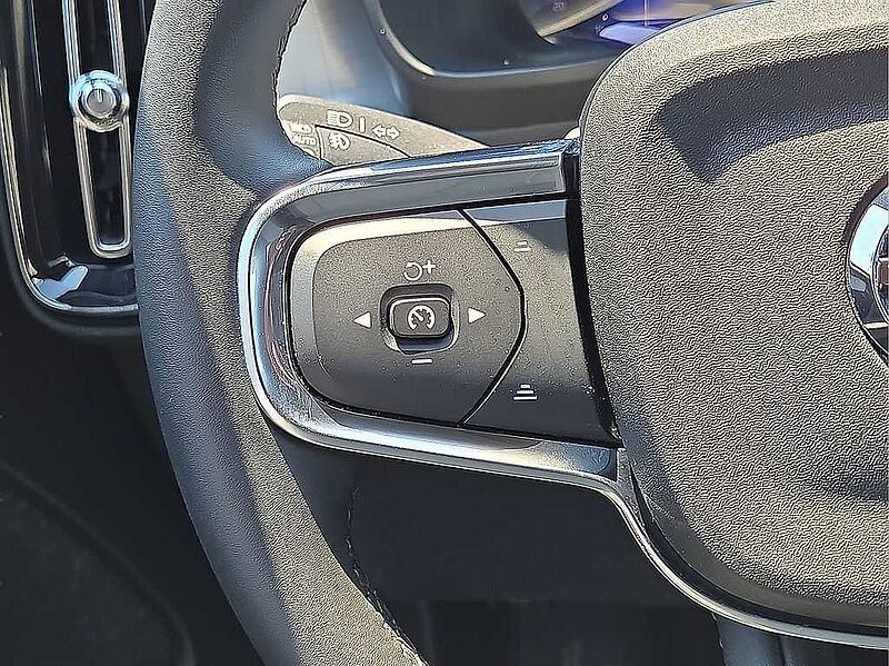Volvo  XC40 Core, B5 AWD Gas (mild hybrid), Gasoline, Bright