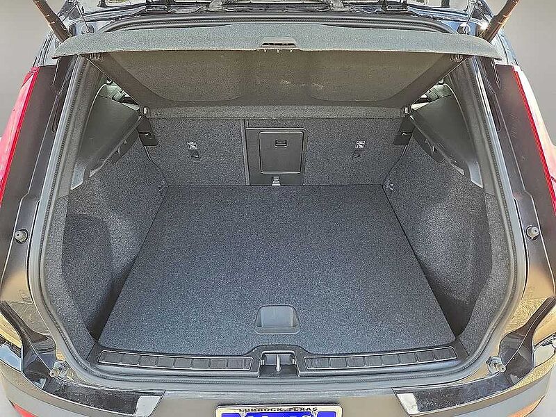 Volvo  XC40 Core, B5 AWD Gas (mild hybrid), Gasoline, Bright