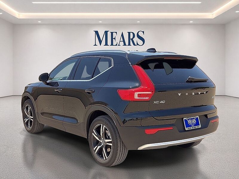 Volvo  XC40 Core, B5 AWD Gas (mild hybrid), Gasoline, Bright