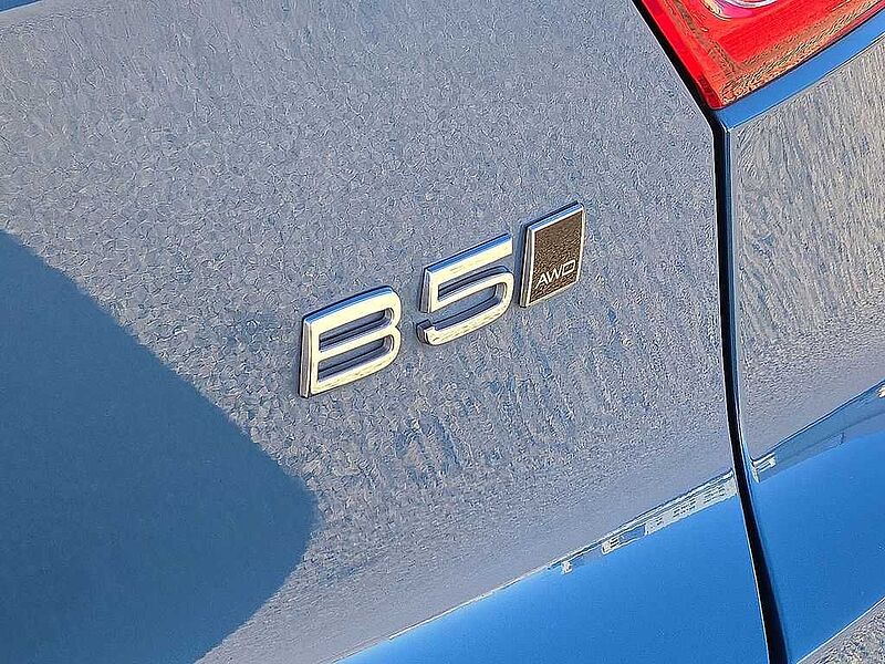 Volvo XC40 Core, B5 AWD Gas (mild hybrid), Gasoline, Bright