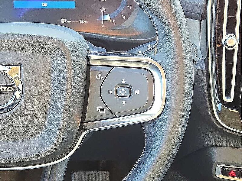 Volvo XC40 Plus, B5 AWD Gas (mild hybrid), Gasoline, Dark