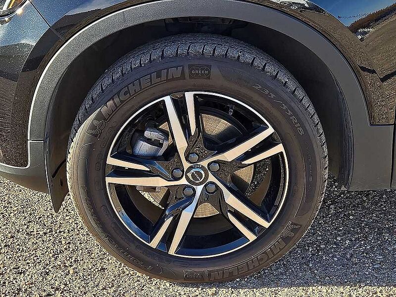 Volvo XC40 Core, B5 AWD Gas (mild hybrid), Gasoline, Bright