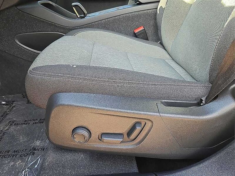 Volvo  XC40 Core, B5 AWD Gas (mild hybrid), Gasoline, Bright