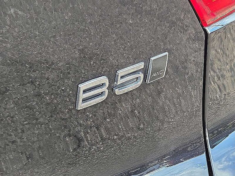 Volvo  XC40 Core, B5 AWD Gas (mild hybrid), Gasoline, Bright