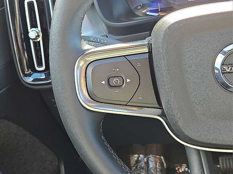 Volvo  XC40 Core, B5 AWD Gas (mild hybrid), Gasoline, Bright