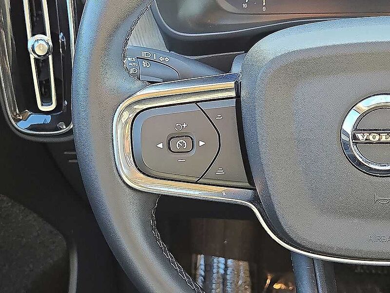 Volvo XC40 Plus, B5 AWD Gas (mild hybrid), Gasoline, Dark