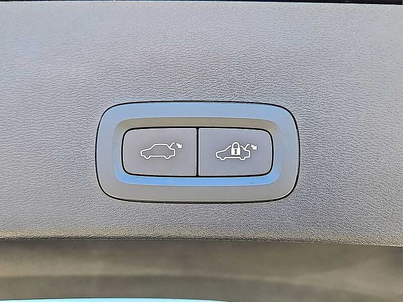 Volvo  XC40 Core, B5 AWD Gas (mild hybrid), Gasoline, Bright