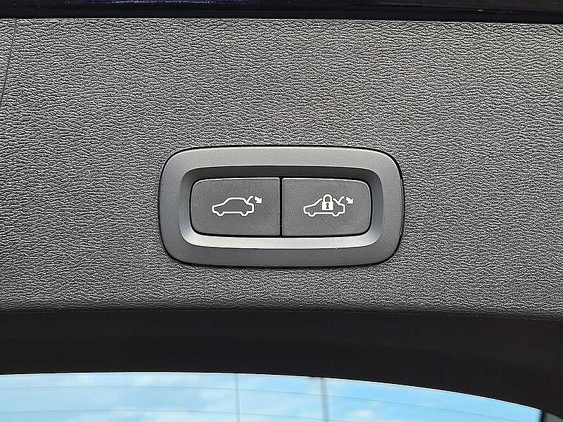 Volvo  XC40 Core, B5 AWD Gas (mild hybrid), Gasoline, Bright