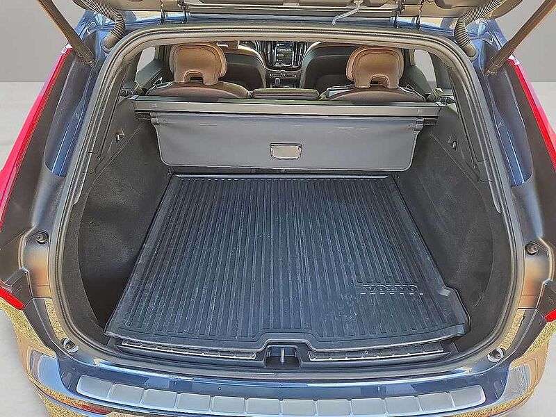 Volvo XC60 Plus, B5 FWD, Mild Hybrid, Bright