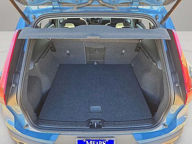 Volvo XC40 Core, B5 AWD Gas (mild hybrid), Gasoline, Bright