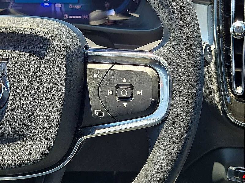 Volvo  XC40 Core, B5 AWD Gas (mild hybrid), Gasoline, Bright