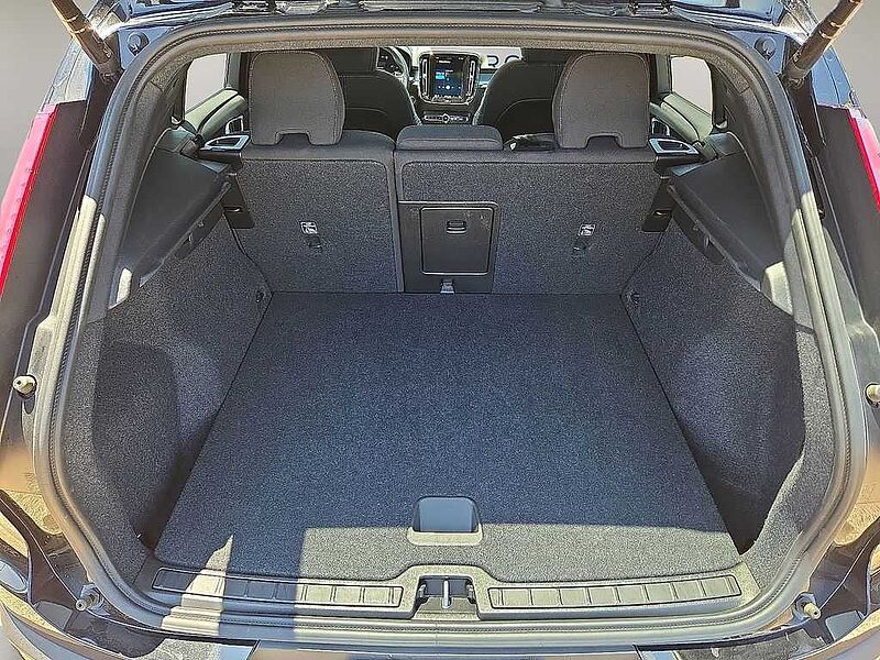 Volvo  XC40 Core, B5 AWD Gas (mild hybrid), Gasoline, Bright
