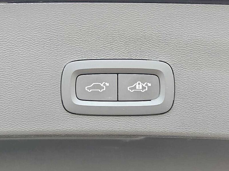 Volvo  XC40 Plus, B5 AWD Gas (mild hybrid), Gasoline, Bright