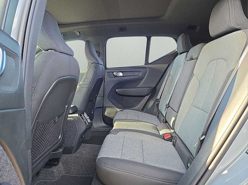 Volvo  XC40 Core, B5 AWD Gas (mild hybrid), Gasoline, Bright