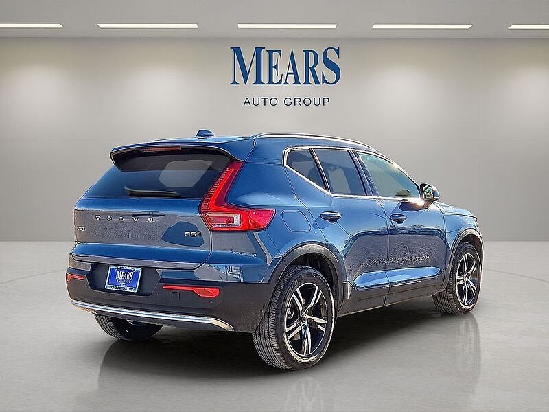 Volvo XC40 Core, B5 AWD Gas (mild hybrid), Gasoline, Bright