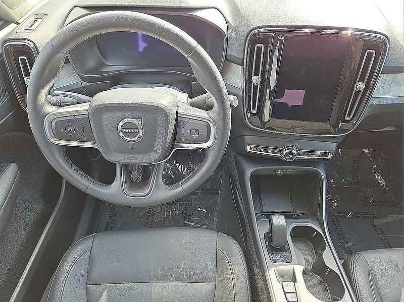 Volvo  XC40 Core, B5 AWD Gas (mild hybrid), Gasoline, Bright