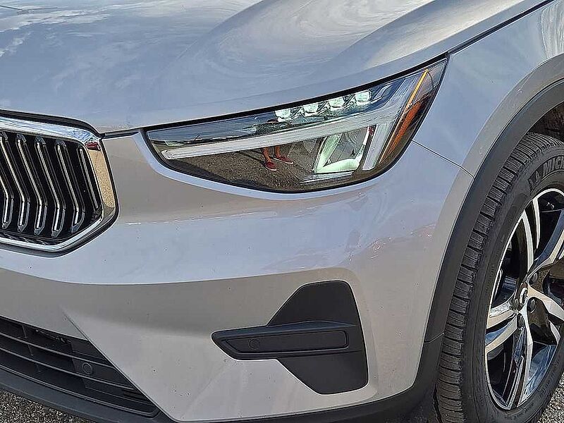 Volvo  XC40 Core, B5 AWD Gas (mild hybrid), Gasoline, Bright