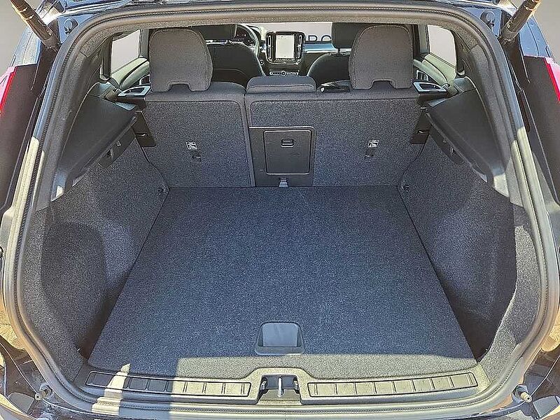 Volvo  XC40 Core, B5 AWD Gas (mild hybrid), Gasoline, Bright