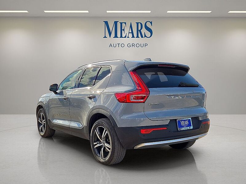 Volvo  XC40 Core, B5 AWD Gas (mild hybrid), Gasoline, Bright