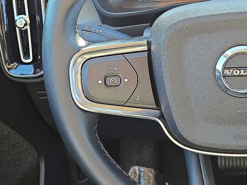 Volvo XC40 Core, B5 AWD Gas (mild hybrid), Gasoline, Bright