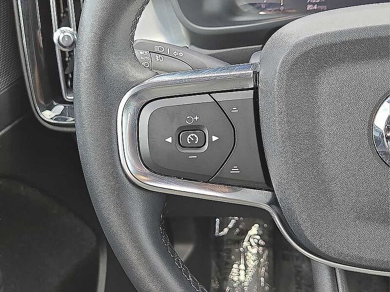Volvo  XC40 Core, B5 AWD Gas (mild hybrid), Gasoline, Bright