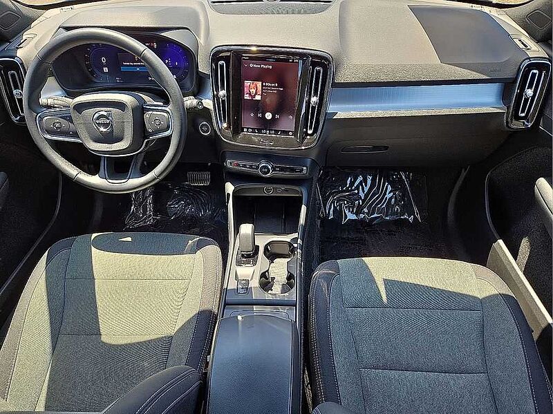 Volvo  XC40 Core, B5 AWD Gas (mild hybrid), Gasoline, Bright