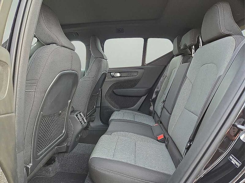 Volvo  XC40 Core, B5 AWD Gas (mild hybrid), Gasoline, Bright