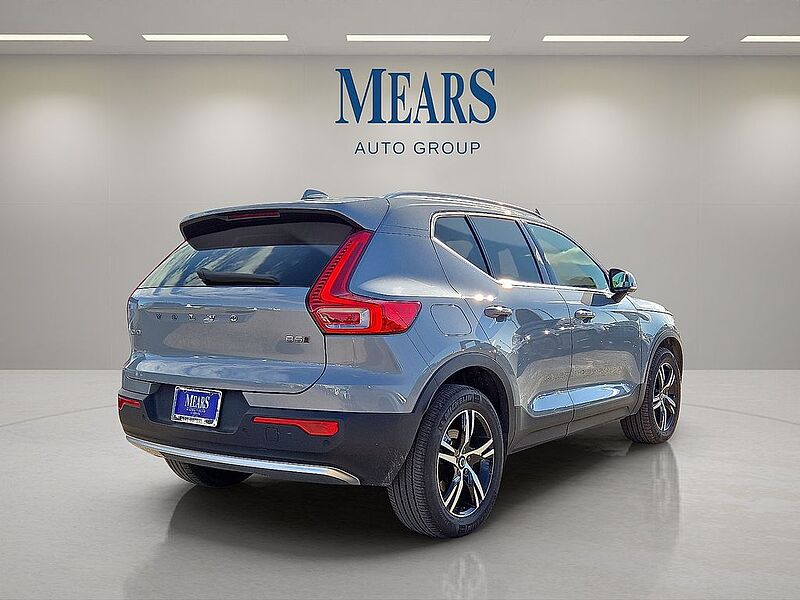 Volvo  XC40 Core, B5 AWD Gas (mild hybrid), Gasoline, Bright