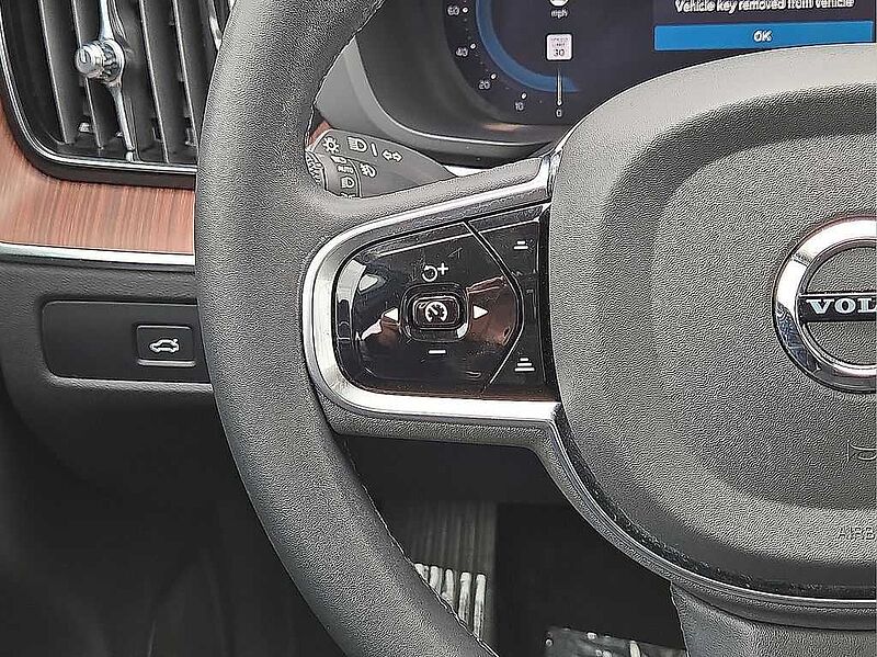 Volvo  XC60 Plus, B5 FWD, Mild Hybrid, Dark