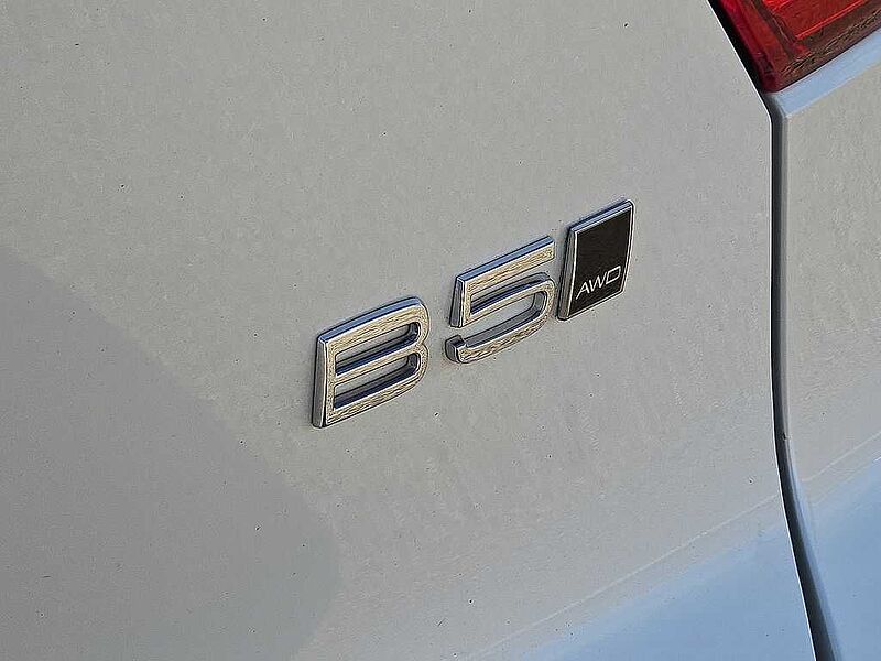 Volvo XC40 Core, B5 AWD Gas (mild hybrid), Gasoline, Bright