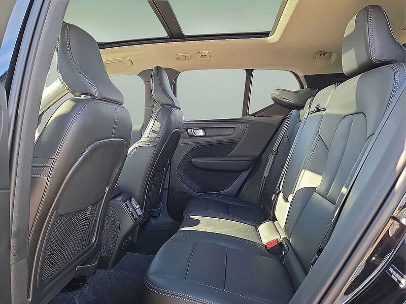 Volvo XC40 Core, B5 AWD Gas (mild hybrid), Gasoline, Bright