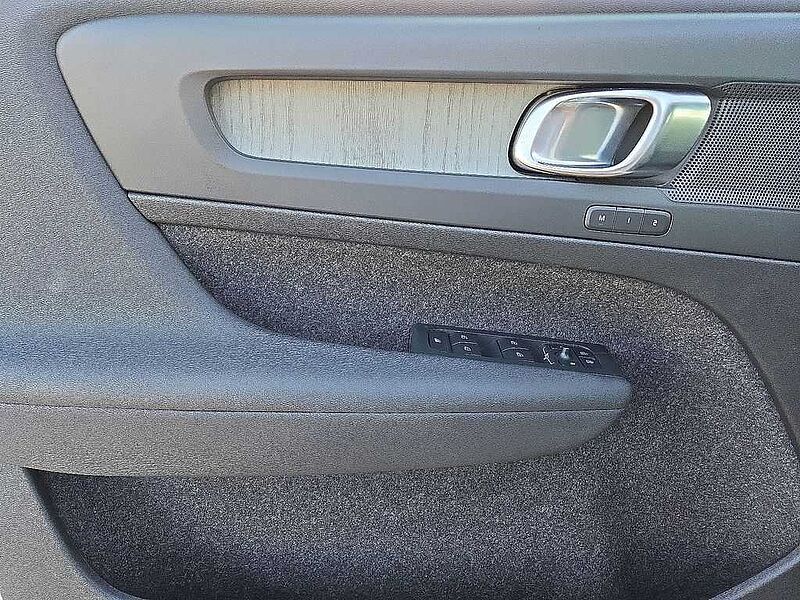 Volvo XC40 Plus, B5 AWD Gas (mild hybrid), Gasoline, Dark