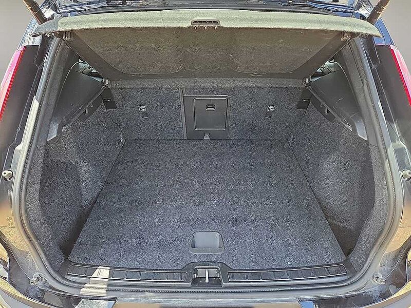 Volvo  XC40 Core, B5 AWD Gas (mild hybrid), Gasoline, Bright