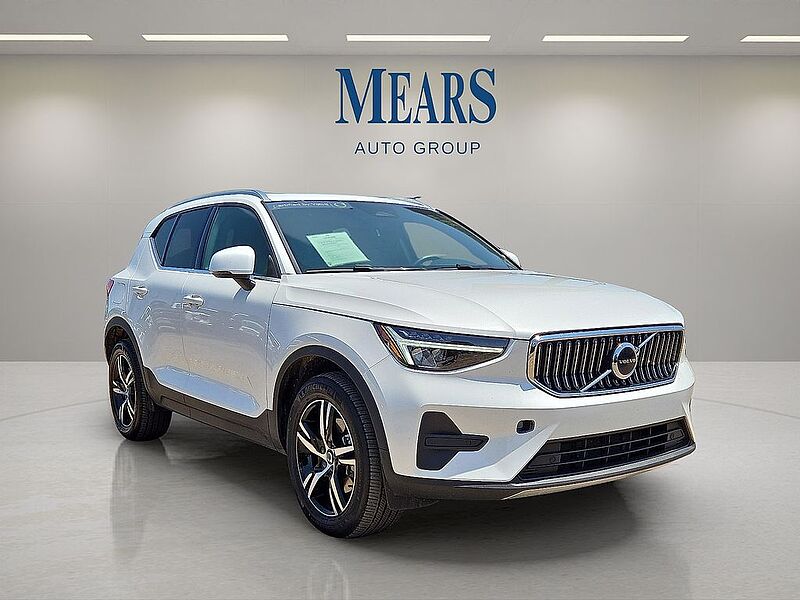 Volvo  XC40 Core, B5 AWD Gas (mild hybrid), Gasoline, Bright