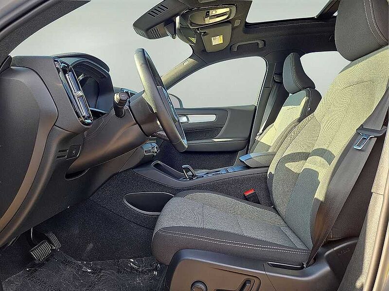 Volvo  XC40 Core, B5 AWD Gas (mild hybrid), Gasoline, Bright