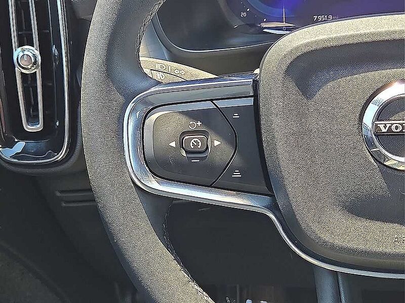 Volvo  XC40 Core, B5 AWD Gas (mild hybrid), Gasoline, Bright
