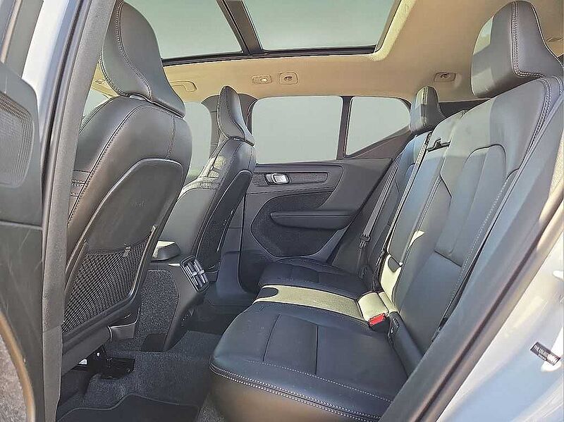 Volvo XC40 Core, B5 AWD Gas (mild hybrid), Gasoline, Bright