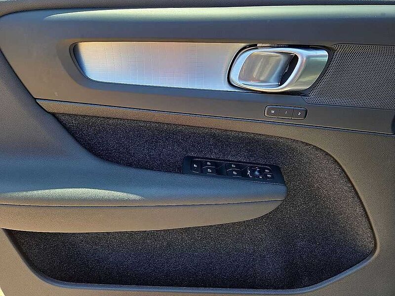 Volvo  XC40 Core, B5 AWD Gas (mild hybrid), Gasoline, Bright