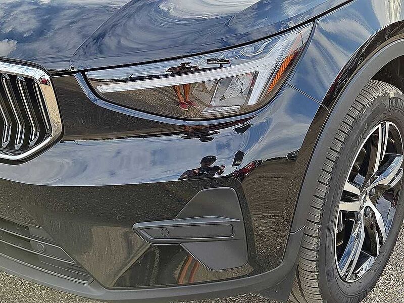 Volvo  XC40 Core, B5 AWD Gas (mild hybrid), Gasoline, Bright