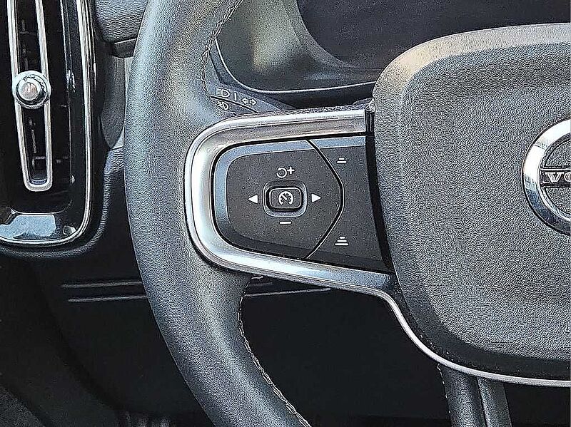 Volvo XC40 Plus, B5 AWD Gas (mild hybrid), Gasoline, Dark