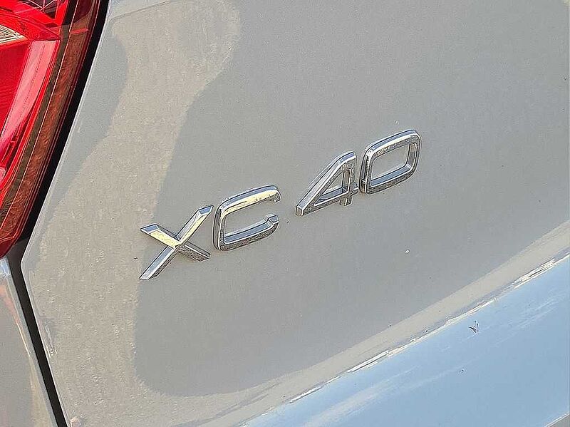 Volvo  XC40 Core, B5 AWD Gas (mild hybrid), Gasoline, Bright