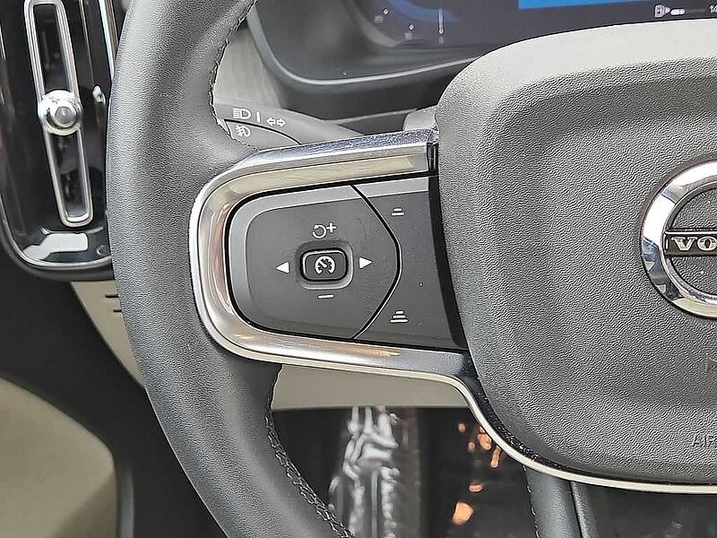 Volvo  XC40 Plus, B5 AWD Gas (mild hybrid), Gasoline, Bright